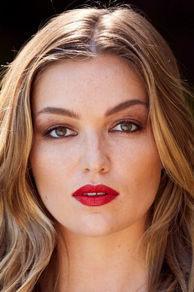 Lili Simmons - ლილი სიმონსი