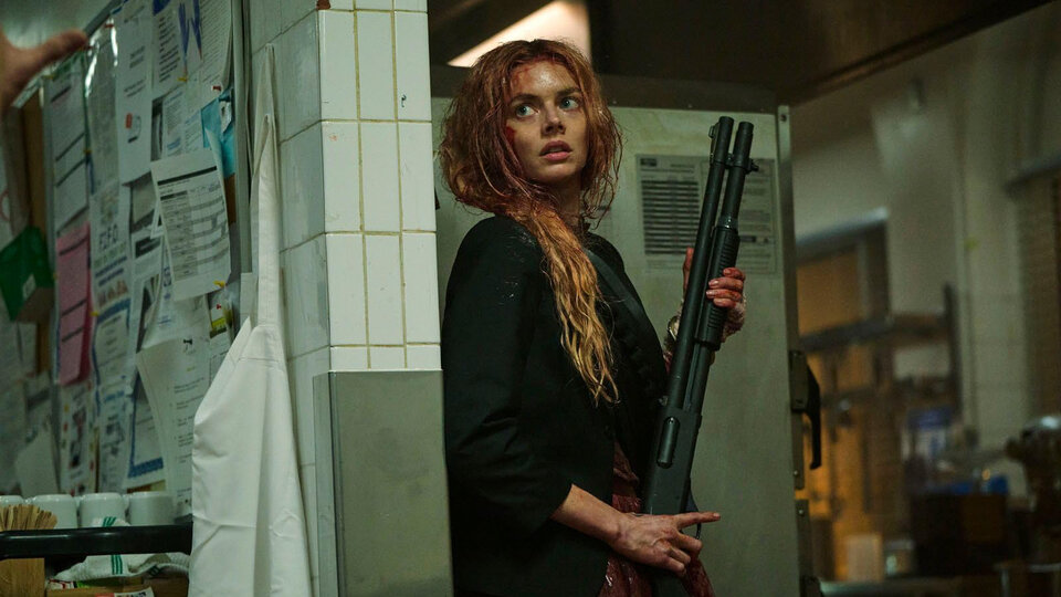 «Я иду искать 2»: Самара Уивинг снова в платье белом