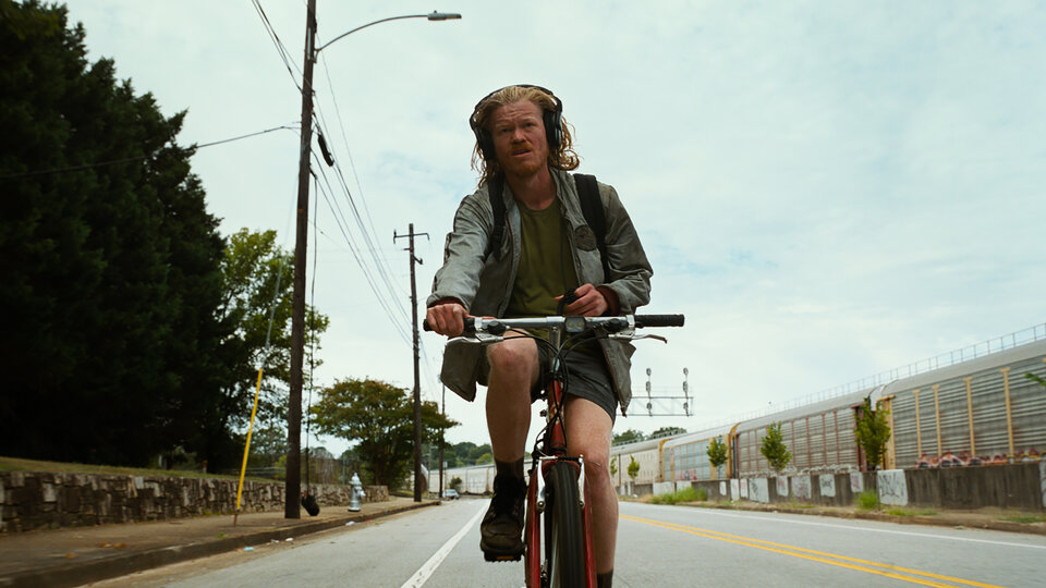 «Бугония»: Джесси Племонс спасает зеленую планету