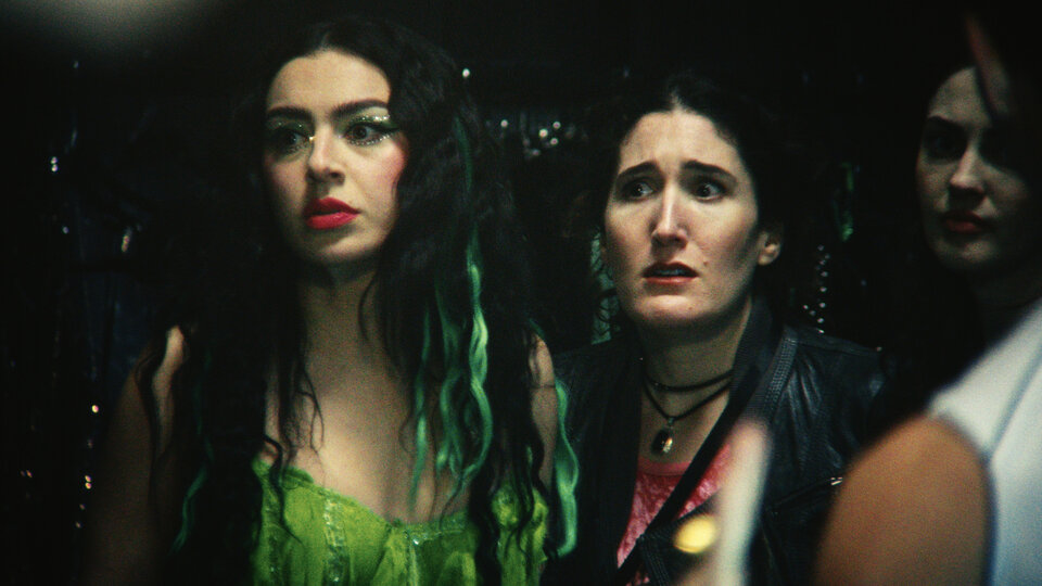 «Момент»: комедийное мокьюментари о музыкальной индустрии с Charli XCX